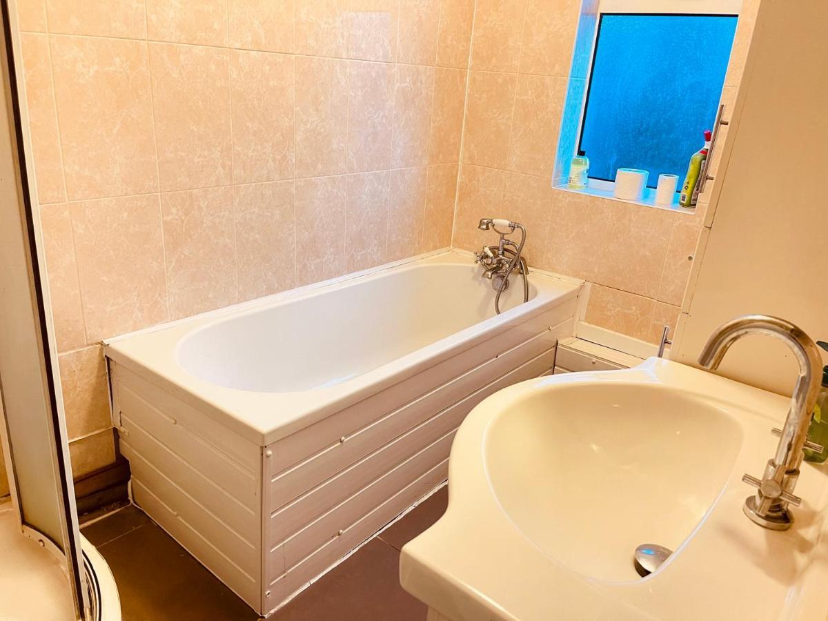 3 Bedroom Holiday House,Close To M6-Express Way To Centre 버밍엄 외부 사진