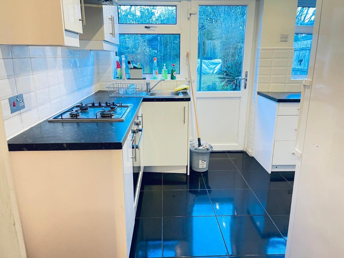 3 Bedroom Holiday House,Close To M6-Express Way To Centre 버밍엄 외부 사진