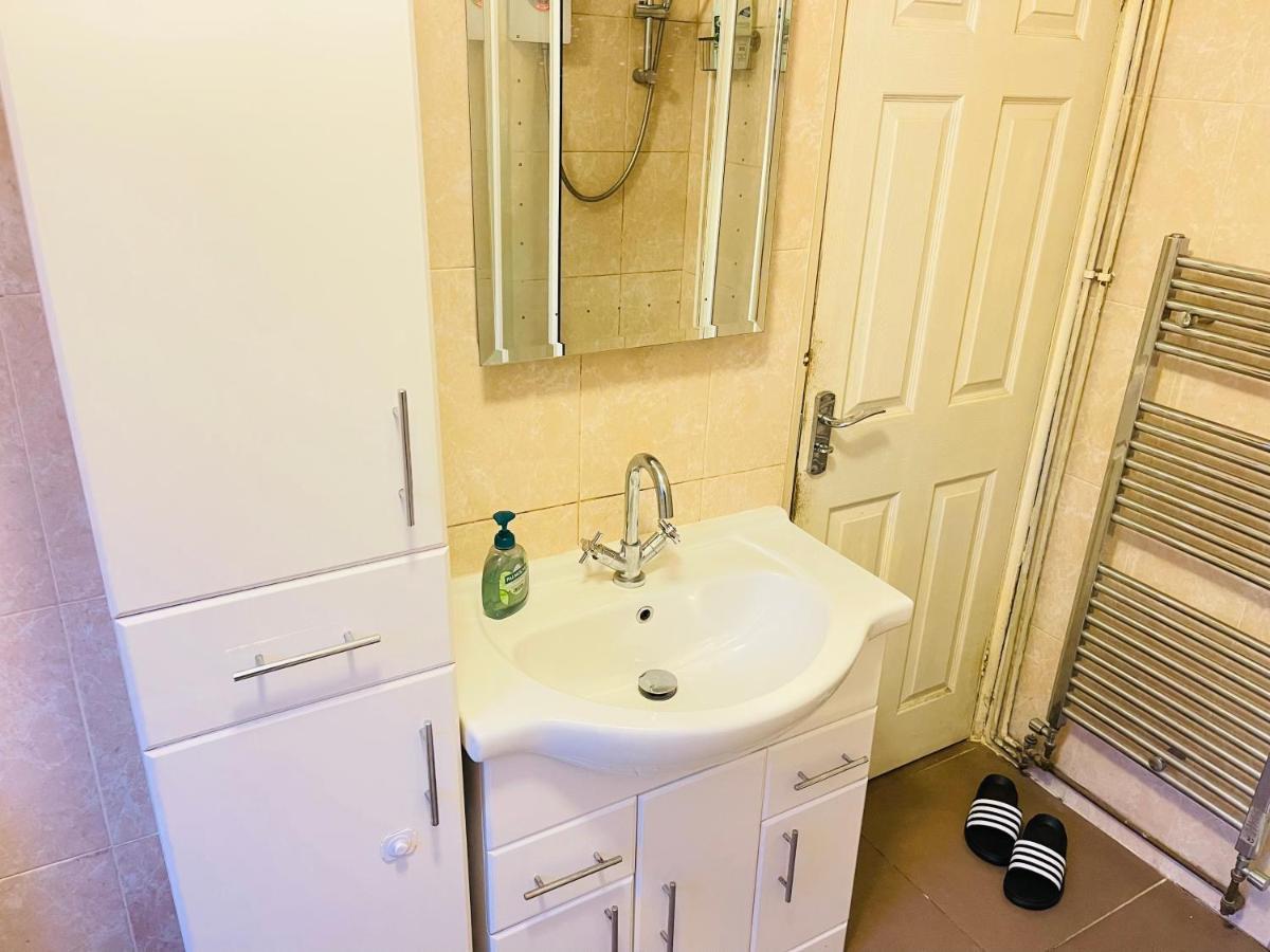 3 Bedroom Holiday House,Close To M6-Express Way To Centre 버밍엄 외부 사진