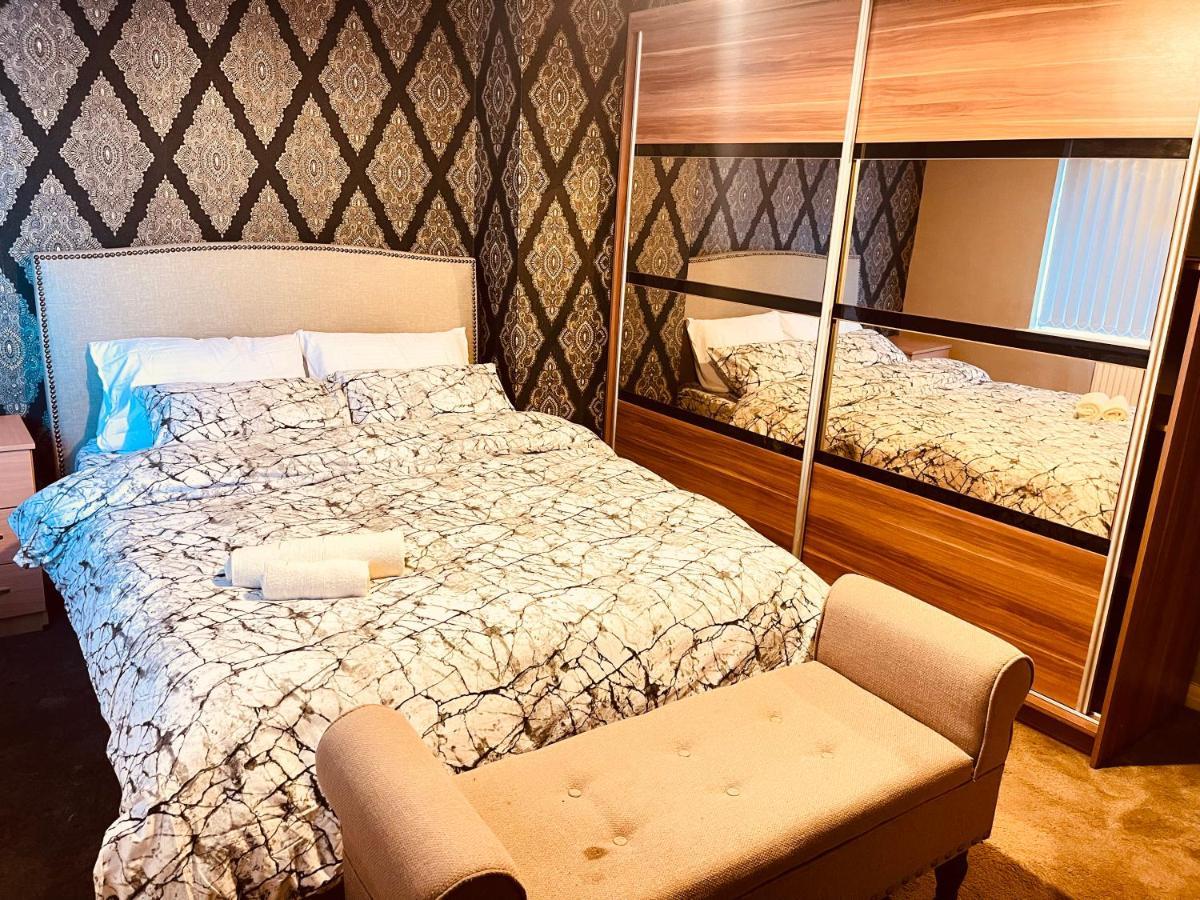 3 Bedroom Holiday House,Close To M6-Express Way To Centre 버밍엄 외부 사진