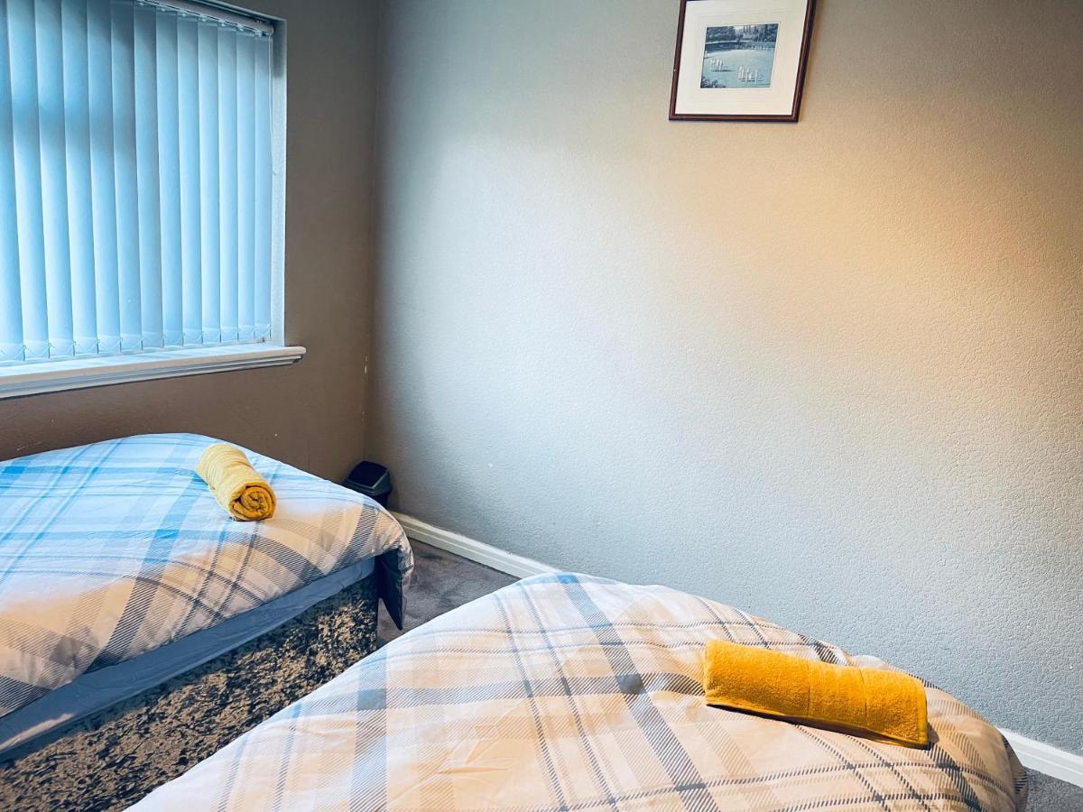 3 Bedroom Holiday House,Close To M6-Express Way To Centre 버밍엄 외부 사진