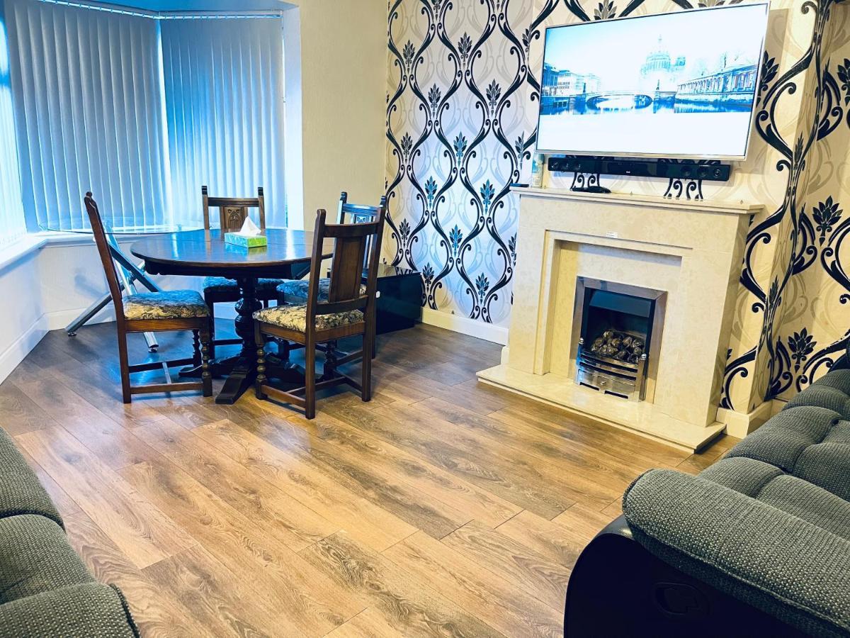 3 Bedroom Holiday House,Close To M6-Express Way To Centre 버밍엄 외부 사진