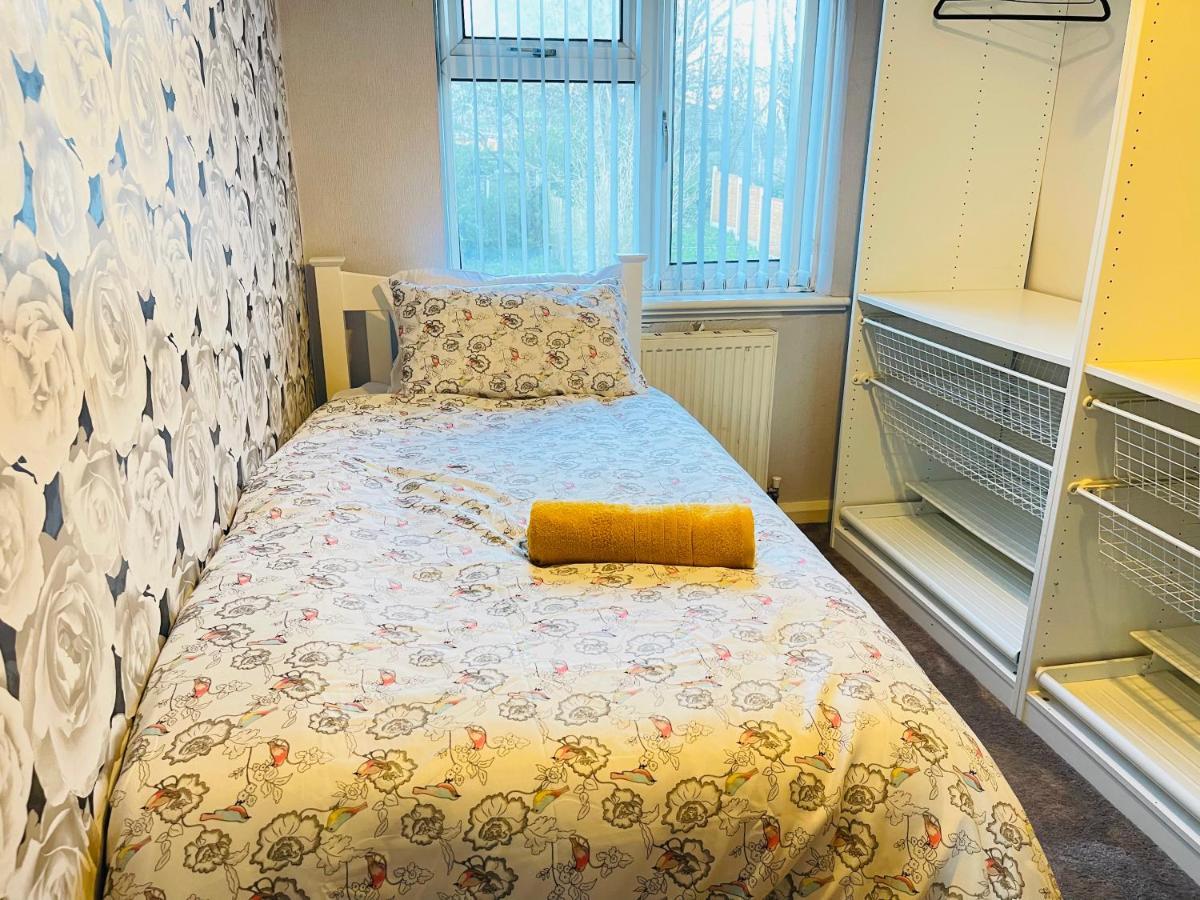 3 Bedroom Holiday House,Close To M6-Express Way To Centre 버밍엄 외부 사진