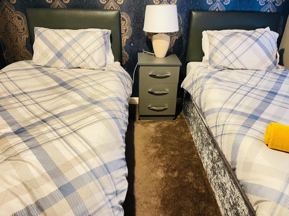 3 Bedroom Holiday House,Close To M6-Express Way To Centre 버밍엄 외부 사진