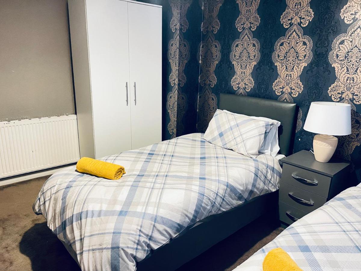 3 Bedroom Holiday House,Close To M6-Express Way To Centre 버밍엄 외부 사진